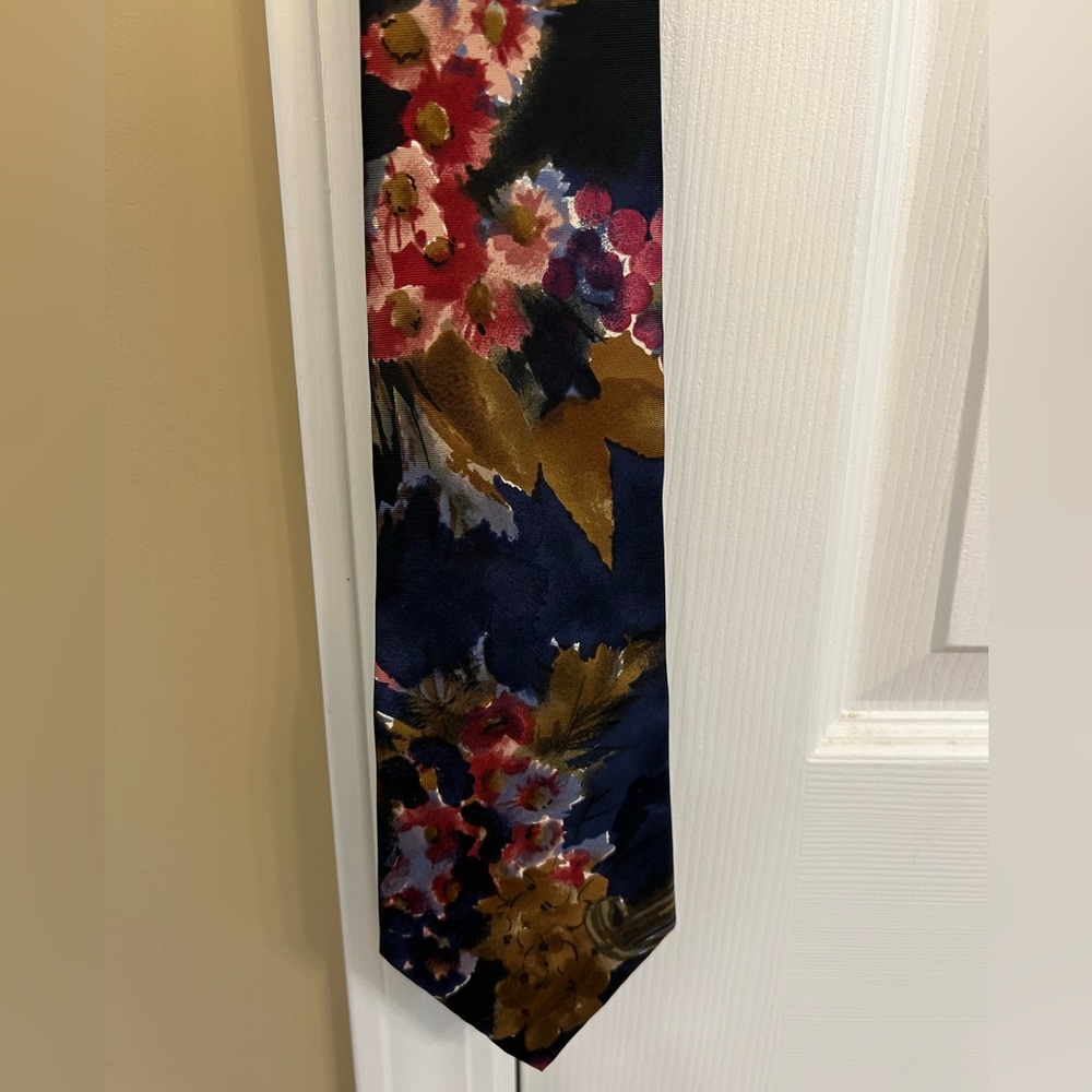 Halston Italian Silk Tie. Beautiful condition &great fall colors or holiday tie.
